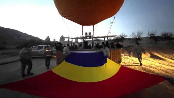 Kapadokya'da sıcak hava balonları Romanya bayrağıyla havalandı