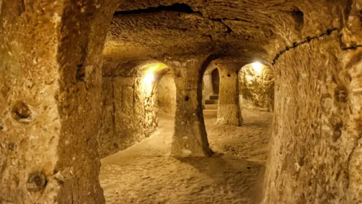 Kapadokya'nın Gizemli Derinkuyu Yeraltı Şehri: Tarih ve İnançların Karanlık Sığınağı