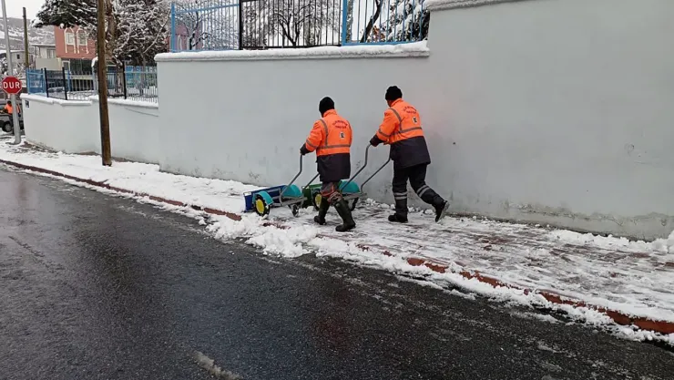 Kar Yağdı Talas'ta Kış Çalışmaları Ekipleri Yollara Düştü