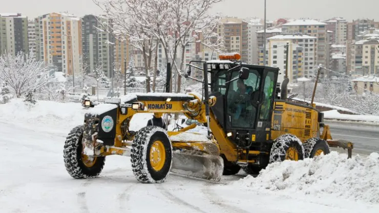 Kar yere, Talas belediyesi yollara düştü