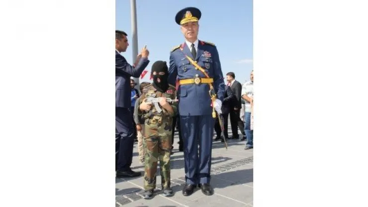 KAR MASKELİ 8 YAŞINDAKİ KEREM TÖRENDE DİKKAT ÇEKTİ