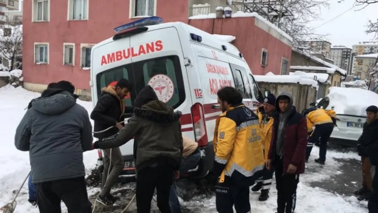 Karla kaplı yollarda sağlık çalışanları hastaya ulaşmak için seferber oldu