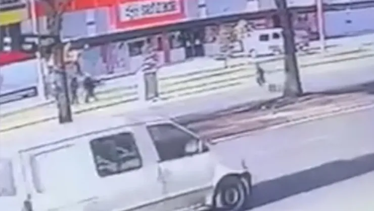 Karşıdan karşıya geçmeye çalışan 8 yaşındaki çocuğa araba çarptı