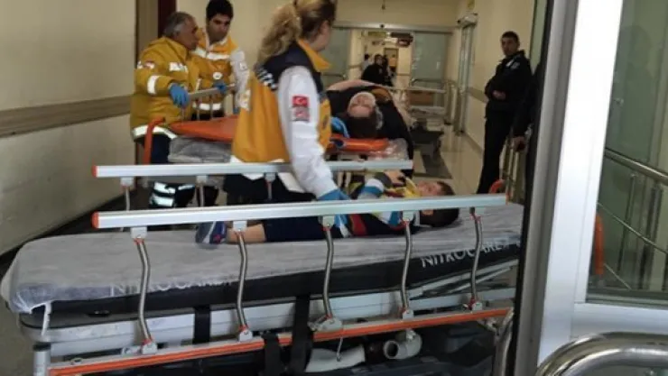Karşıdan karşıya geçem anne ve çocuğuna otomobil çarptı