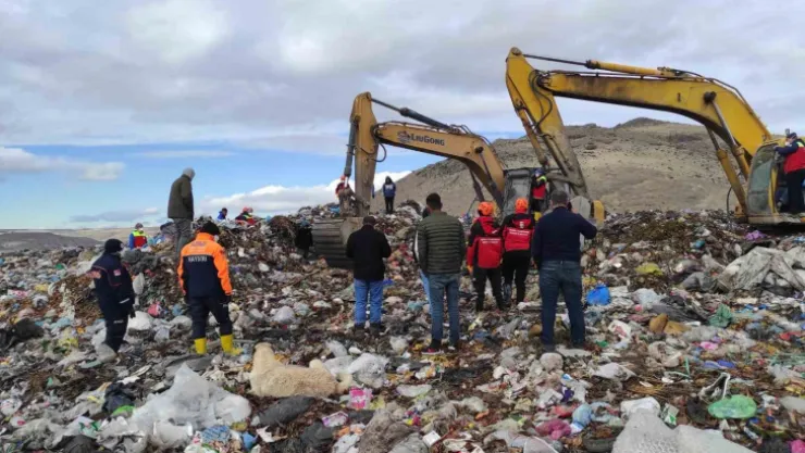 Kaybolan işçinin cenazesi tonlarca çöpün altında bulundu