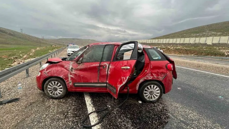 Kayganlaşan yolda karşı şeride geçip takla attı: 3 yaralı