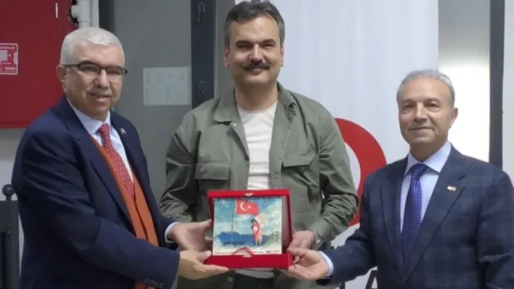 Kayseradar Genel Yayın Yönetmeni Mustafa Bayram'a Kızılay'dan teşekkür plaketi