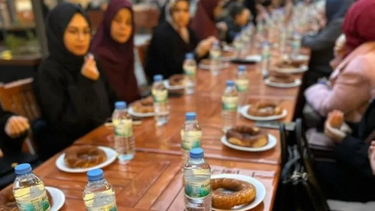 Lüks sofralara karşı 'ümmet iftarı' geleneği sürdürülüyor