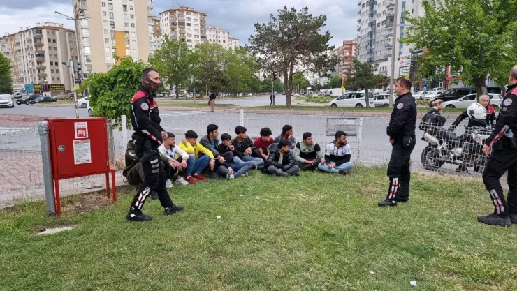 Kimliksiz 11 Kaçak göçmen deport edildi