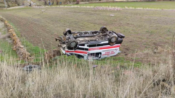 Tomarza'da ambulans takla attı: 3 yaralı