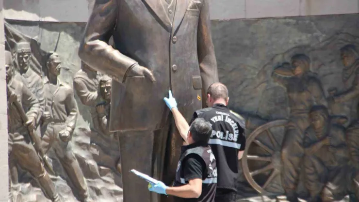Atatürk heykeline zarar veren dayı-yeğen tutuklandı