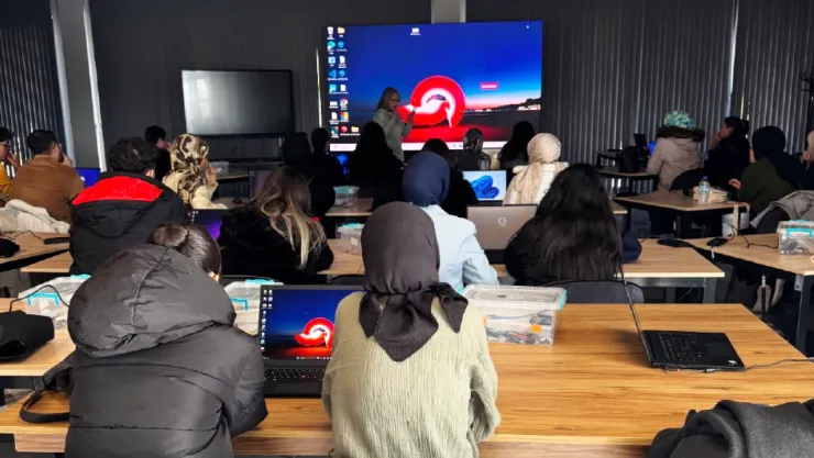 Kayseri'de Bilişim Akademisi'nde Fen Bilgisi Öğretmen Adaylarına Robotik Kodlama Eğitimi
