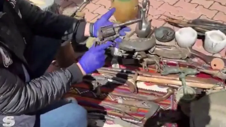 Evinde müze gibi kaçak tarihi eser yakalandı: 1 gözaltı