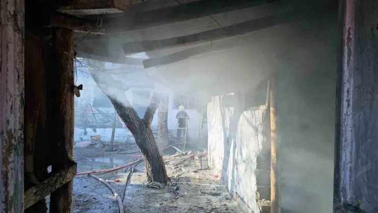 Müstakil evde çıkan yangın itfaiye ekiplerince söndürüldü