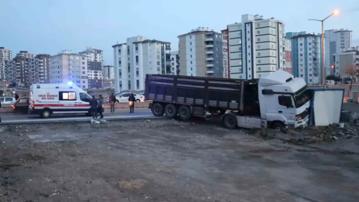 Kayseri'de faciadan dönüldü: Yoldan çıkan tır konteynıra girdi