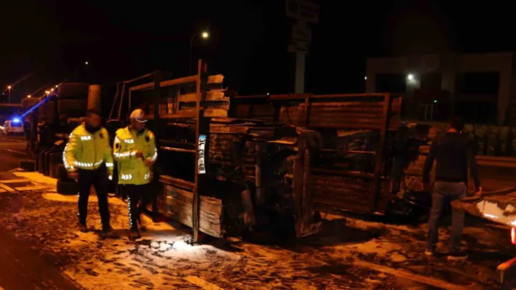 Kayseri'de feci kaza: Yanan tırın sürücüsünü polis kurtardı