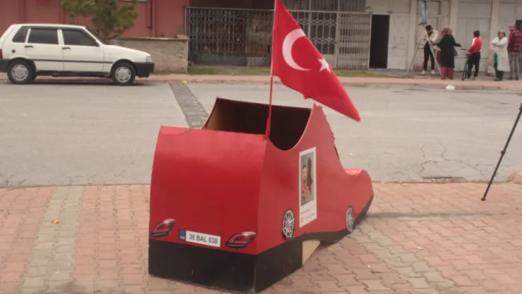 Kayseri'de ilginç bir içerik: Kundura maketinden araç yaptı