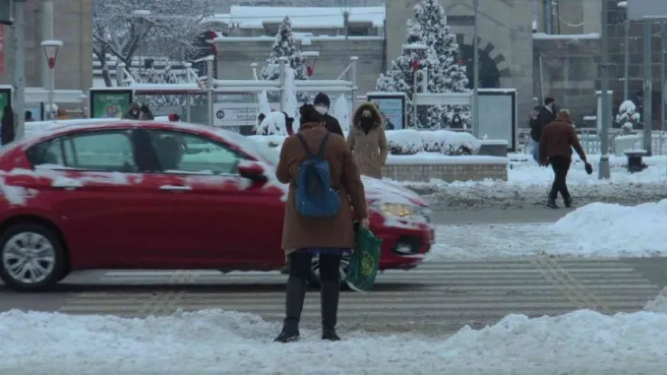 Kayseri'de kar yağışı kenti beyaza bürüdü