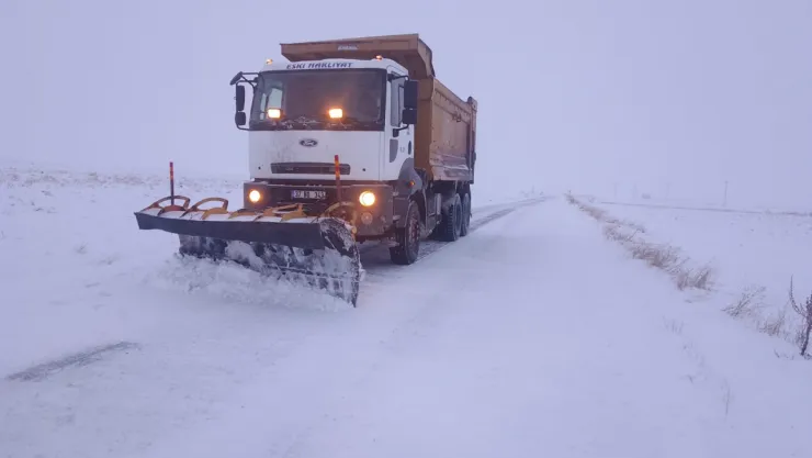 Kayseri'de karın kapattığı yollar açılıyor