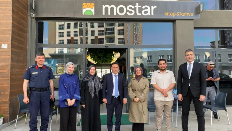 Kayseri'de Kültürel Ziyaret: Vali Gökmen Çiçek, Mostar Kitap Kahve'de Gençlerle Sohbet Etti