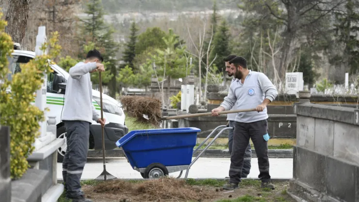 Kayseri'de Mezarlıklarda Ramazan Bayramı Hazırlıkları Tamamlandı