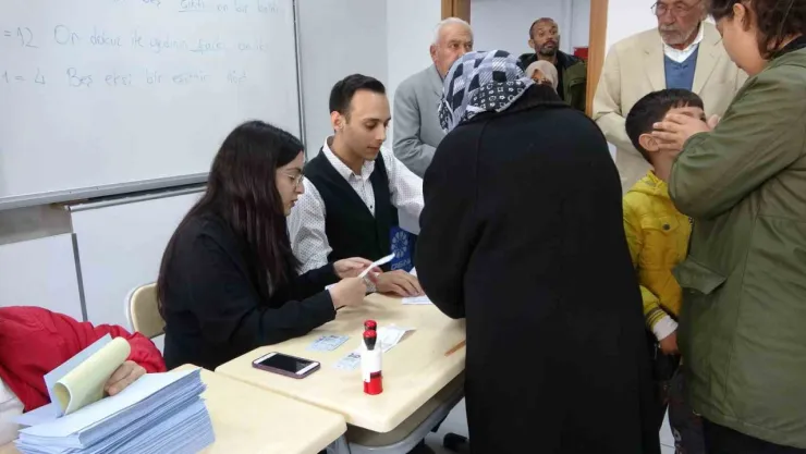 Kayseri'de oy kullanma işlemi başladı