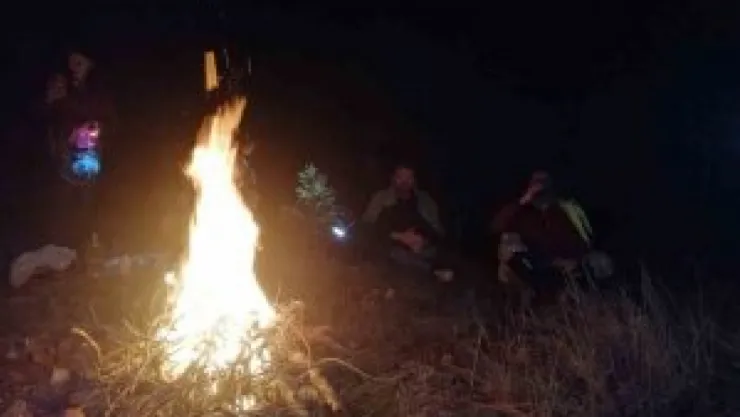 Kayseri'de parklarda ısınmak için ateş yakan şahıslar yakalandı