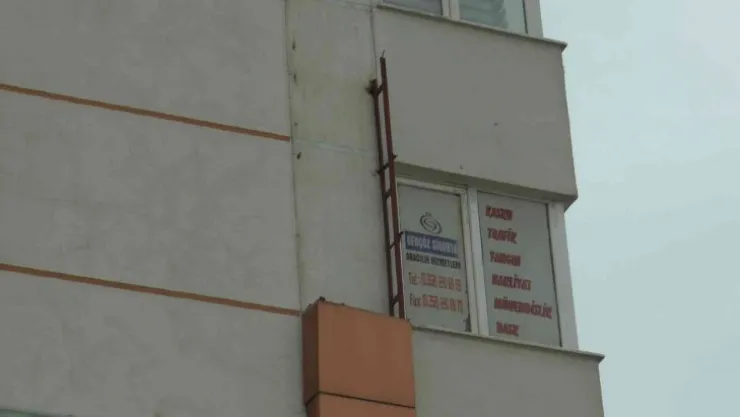 Kayseri'de rüzgar çatıları uçurdu, kaplamaları söktü