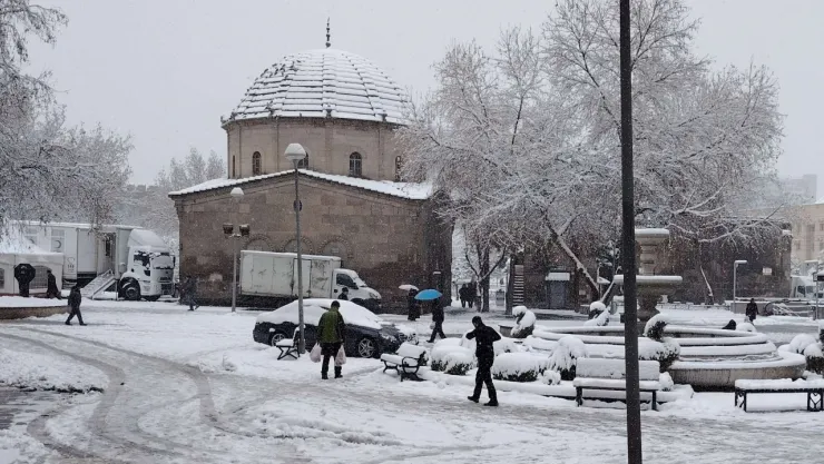 Kayseri'de sabah başlayan kar yağışı şehri beyaza bürüdü