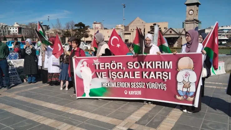 Kayseri'de sağlık çalışanları 'sessiz yürüyüş' gerçekleştirdi