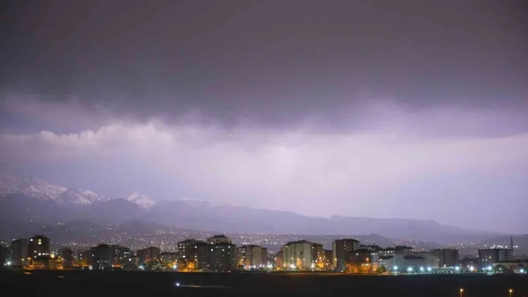 Kayseri'de şimşekler geceyi aydınlattı