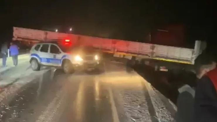 Kayseri'de tır ve otomobil çarpıştı: 2 kilometrelik kuyruk oluştu