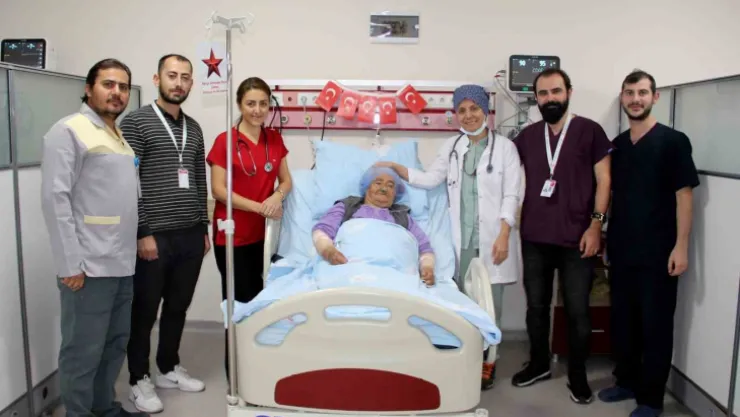 Cumhuriyet ile yaşıt teyzeyi  taburcu ettiler
