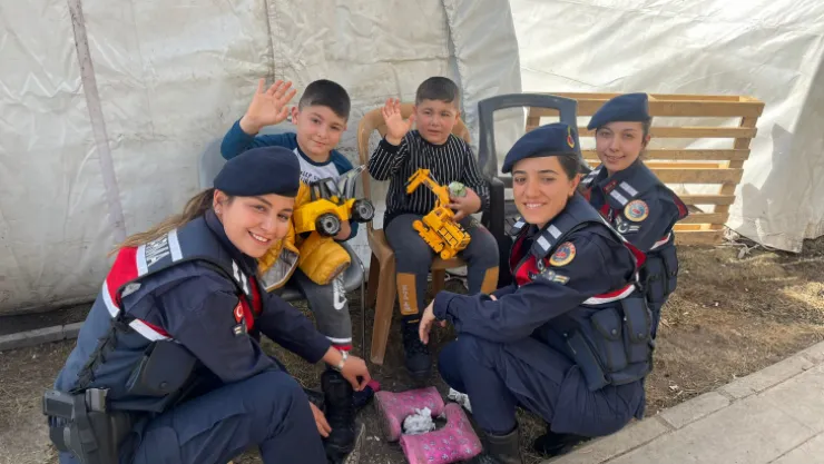 Kayseri Jandarma ekipleri depremzede çocuklarla oyunlar oynadı