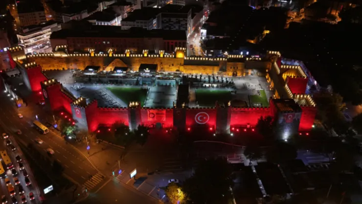 Kayseri Kalesi'nde LED Aydınlatma ile Tarihi Güzellikler Yeniden Canlanıyor