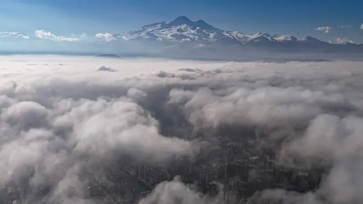 Erciyes'in Büyüleyici Görüntüleri: Osman Arabacı'nın Dronu ile Sis Altında Bir Başka Dünya