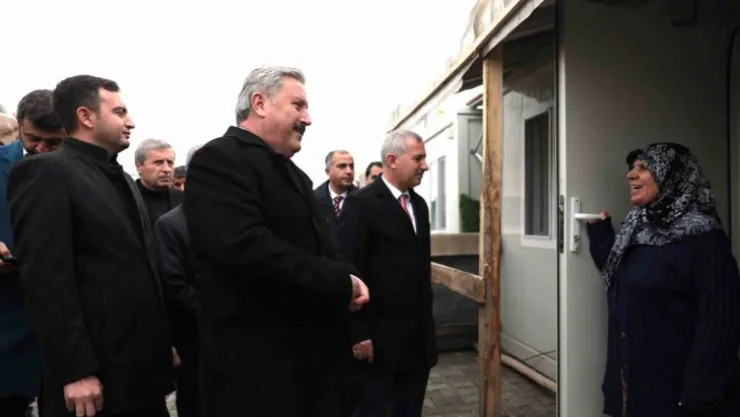 Kayseri'nin yardım tırları, Kardeş Belediye Yeşilyurt'a teslim edildi