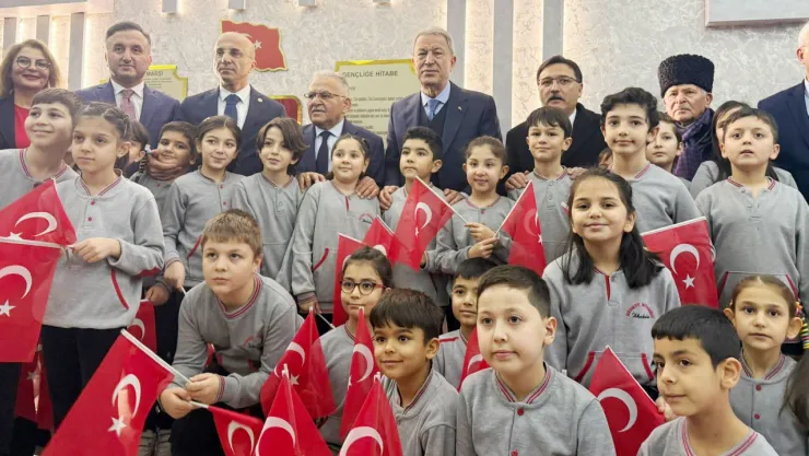 Kayseri protokolü miniklerin karne heyecanına ortak oldu