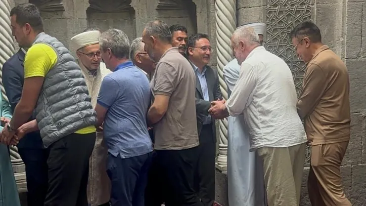 Kayseri protokolü vatandaşlarla bayramlaştı