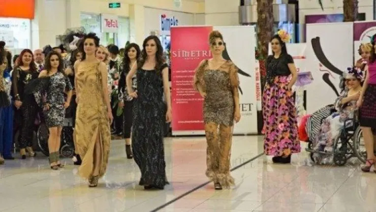 Kayseri Bedensel Engelliler Derneği'nin Defilesi Büyük İlgi Gördü 