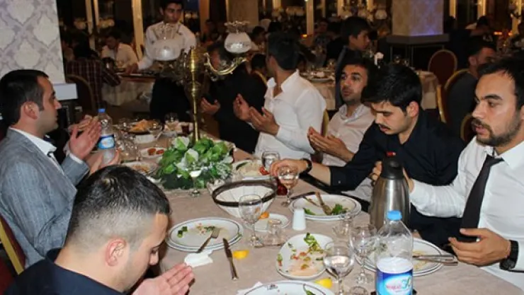Kayseri Ülkü Ocaklarından Doğu Türkistanlılar ve Türkmen ailelere iftar