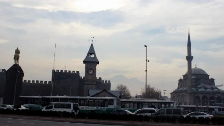 Kayseri'de Bayraklar Yarıya İndirildi