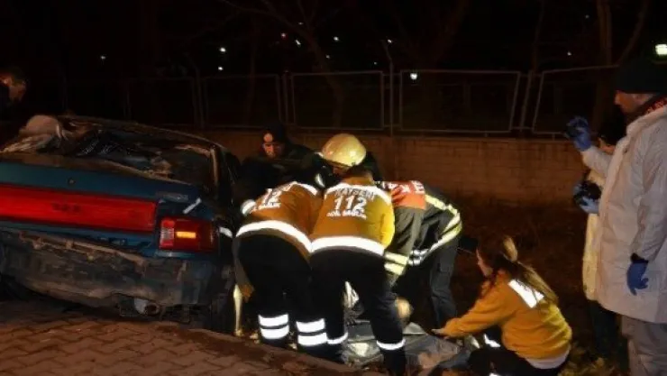 Kayseri'de Otomobil Ağaca Çarptı: 2 Ölü, 1 Ağır Yaralı 