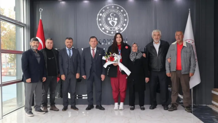 Kayserili sporcu Türkmen, U23 Avrupa Boks Şampiyonası'ndan gümüş madalya ile döndü