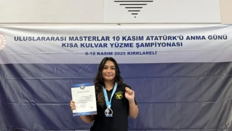 Kayserili Sudenas,   Kısa Kulvar Yüzme Şampiyonası'nda 3 rekor kırdı