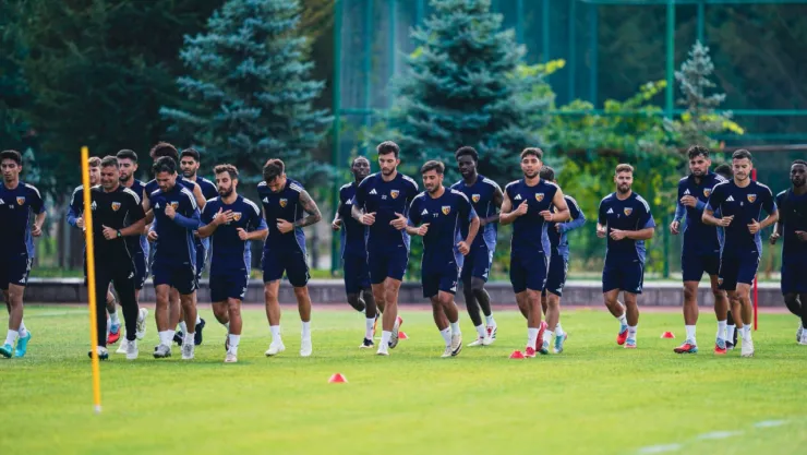Kayserispor'a 13 futbolcu geldi, 10 futbolcu gitti