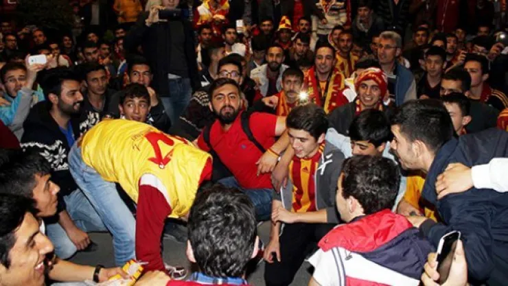 Kayserispor Taraftarları Süper Lige çıkışı oyuncularla kutladı