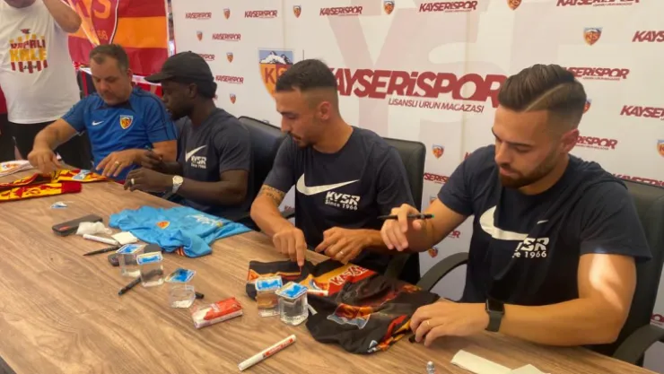 Kayserisporlu futbolcu Gökhan, Kemen ve Cardoso taraftarla buluştu