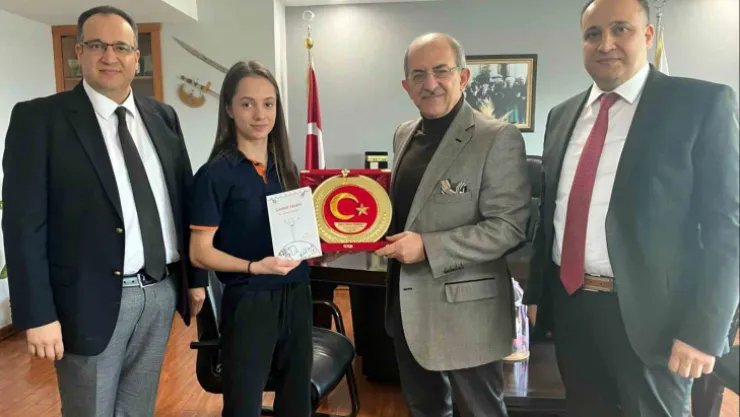 Kemal Tekden'den Avrupa Şampiyonu öğrencisine plaket