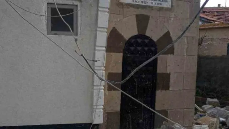 Kırşehir'de cami minaresi şiddetli rüzgarda yıkıldı